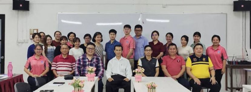 筹委及全体老师们合影。右起为交通组黄城德、招待组刘恭标、财政与票务拿督黄凌顺、筹委会主席王振远  、拿督斯里陈纪亿、大会主席田平光、石角民立中学副校长蔡漢薇。