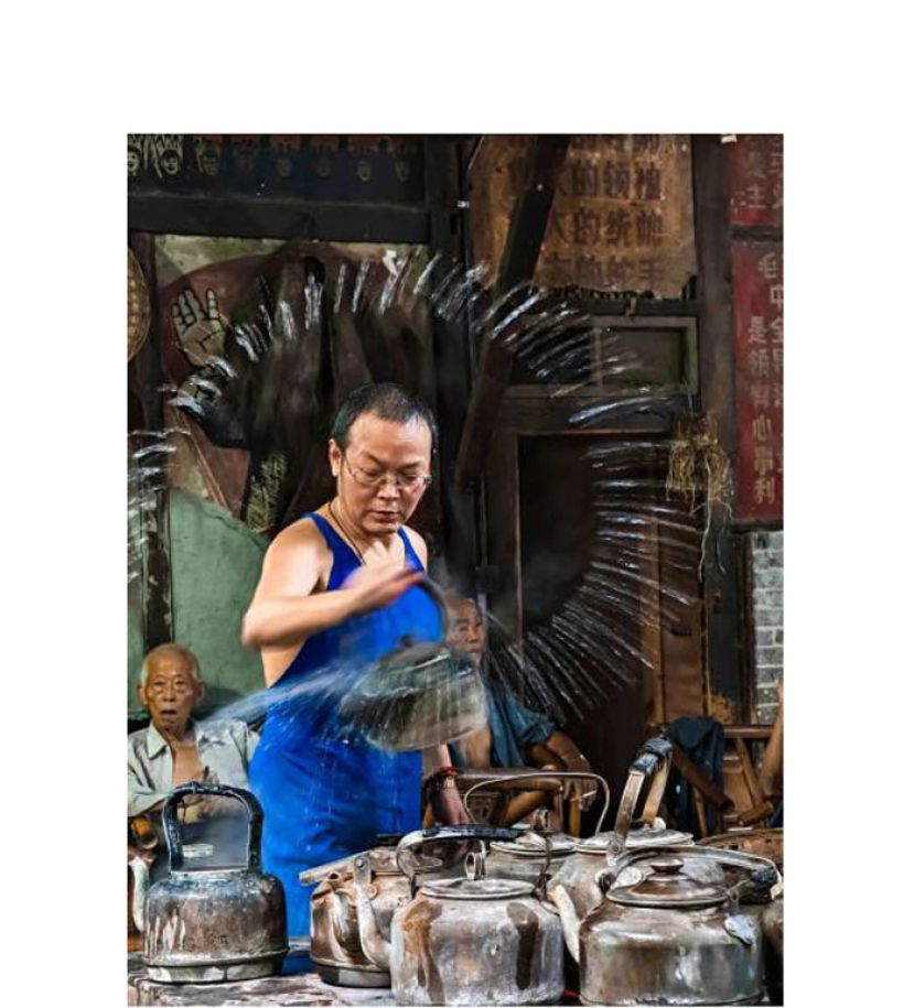 茶馆老板正在烧水。