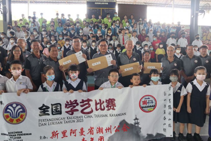联合主持揭题礼。第二排右三起分别为陈家辉、陈燕君、主席陈崇波、斯木省华总会长拿督吴标生博士、团长谢奕辉、郑增涛、郑春盛、薛维德及傅淑莉。