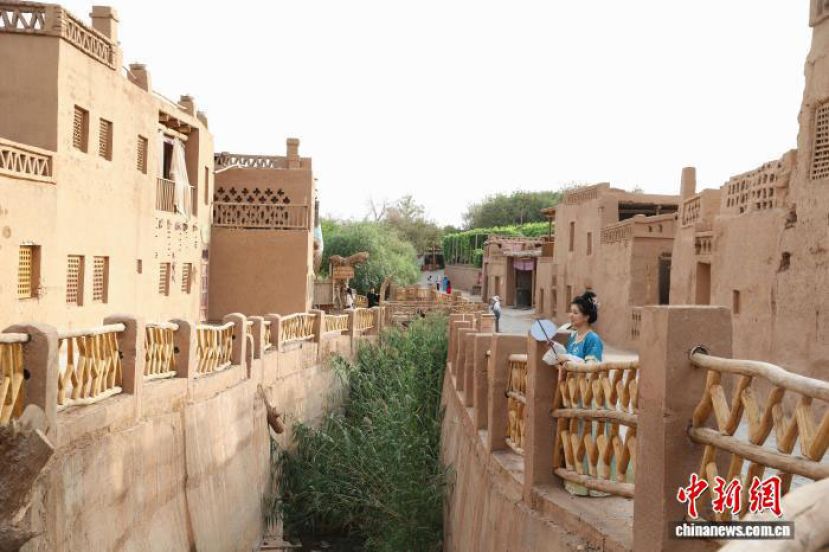 游客在吐峪沟景区拍照。