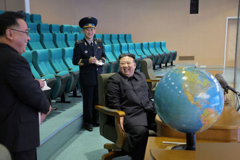 朝鲜官媒25日发布照片显示，金正恩前往国家航空航天技术总局平壤综合控制中心，视察军事侦察卫星的运作准备情况。