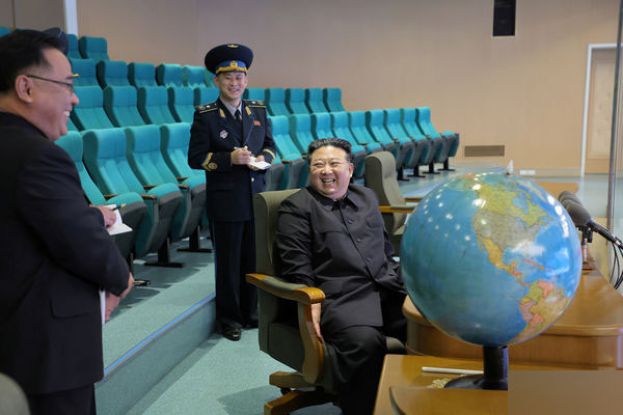 朝鲜官媒25日发布照片显示，金正恩前往国家航空航天技术总局平壤综合控制中心，视察军事侦察卫星的运作准备情况。