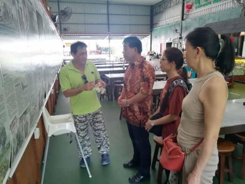 方文祥太平局绅（左）向来自台湾医师许国模伉俪介绍婆罗洲雨林草药。右是本地医师许爱丽。