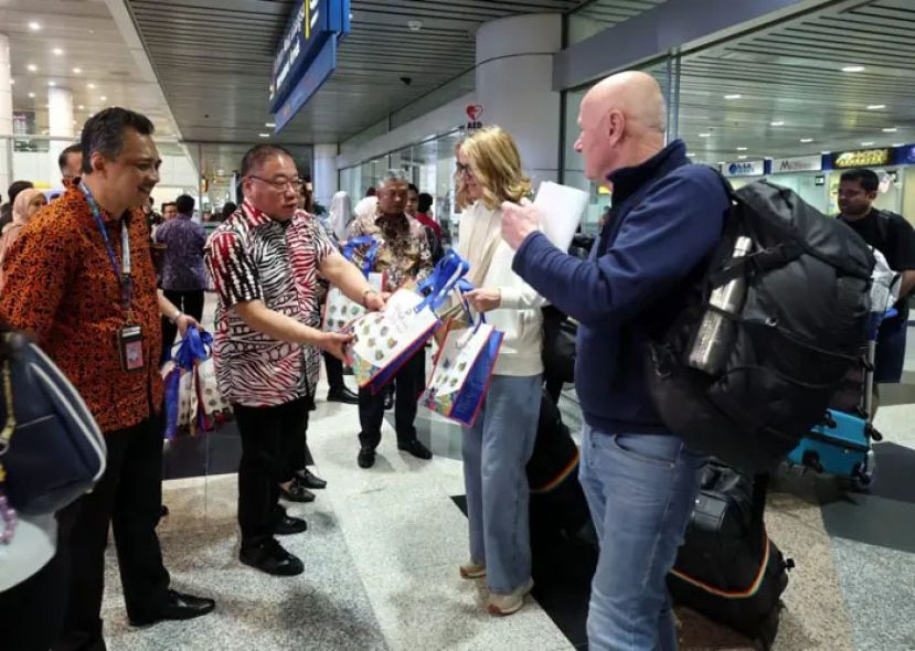配合2026大马旅游年，张庆信在机场入境大厅欢迎外国游客到来。