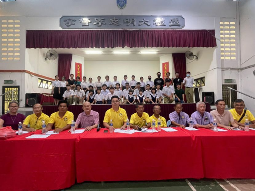 石角民立中学校友会主席蔡宗璟（左五）率领理事与获奖的同学进行合影。左起为石角民立中学校副校长蔡汉薇、福利萧双光、财政黄锦裕、名誉顾问本固鲁田胜芳、秘书郑学河、名誉顾问兼创会元老黄仕安、执行顾问蔡高仁、署理张孙发、石角 民立中学校董会秘书温武有、副财政黄林发。