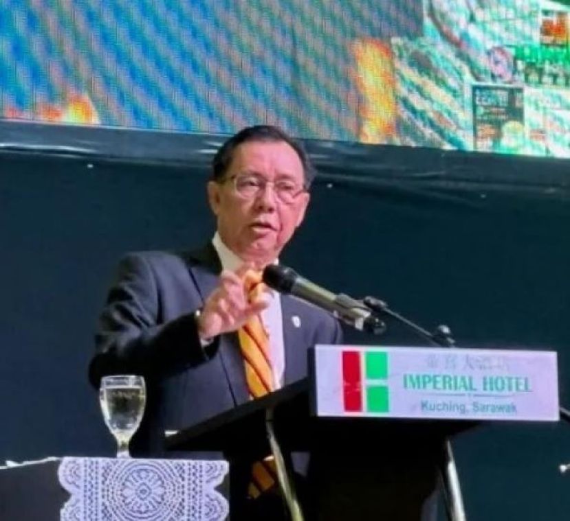 砂拉越食品工业、商品与区域发展部长拿督斯里斯史迪芬伦迪发表谈话时影。