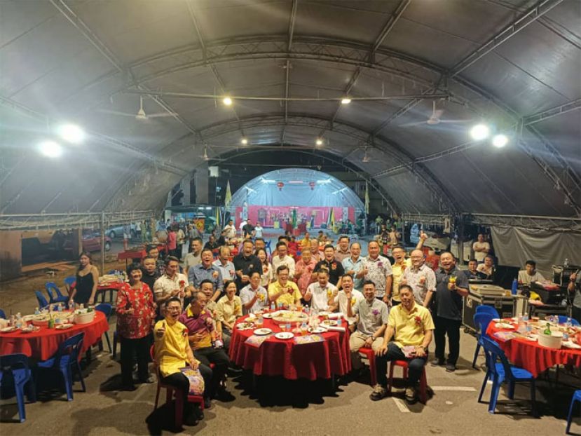 全体出席古晋义气堂关公庙甲辰年关帝公圣诞千秋开幕晚会嘉宾合照。