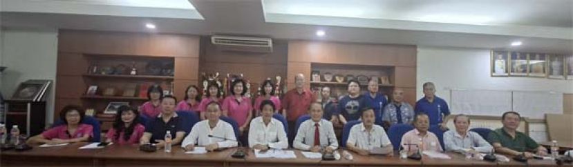 古晋福州公会创会96周年纪念庆典暨承办世界福州十邑同乡总会（世福总会）第16届第一次常务理监事会议&ldquo;乡缘盛宴&rdquo;新闻发布会上一摄，左起为组员李雅婵、筹委副主席刘碧云、副财政黄灵财、财政林敬善、秘书王振航、大会主席拿督余志豪、筹委会主席吴孟敦、大会副主席李挺闻、组员黄家全以及筹委副主席黄晓国。