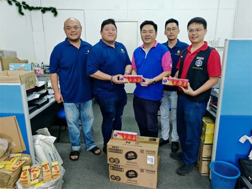 Harrisons Sarawak Sdn. Bhd.公司代表移交赞助品予林青团长林感强。