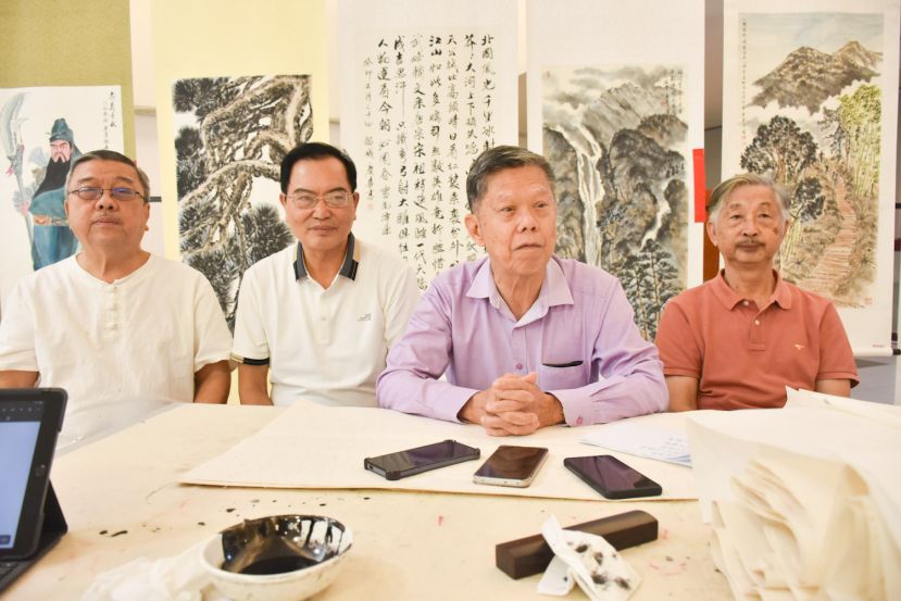 左一起为古晋著名画家许庆喜、诏安县原社科联主席、丹诏乡讯画总编、书法报诏安站站长兼丹诏书画社社长钟良成、筹款主任拿督陈日枝、现任诏安县民俗馆馆长兼丹诏书画社副社长郑育成。