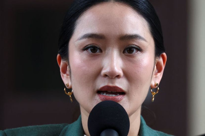 泰国首相佩通坦遭停职。