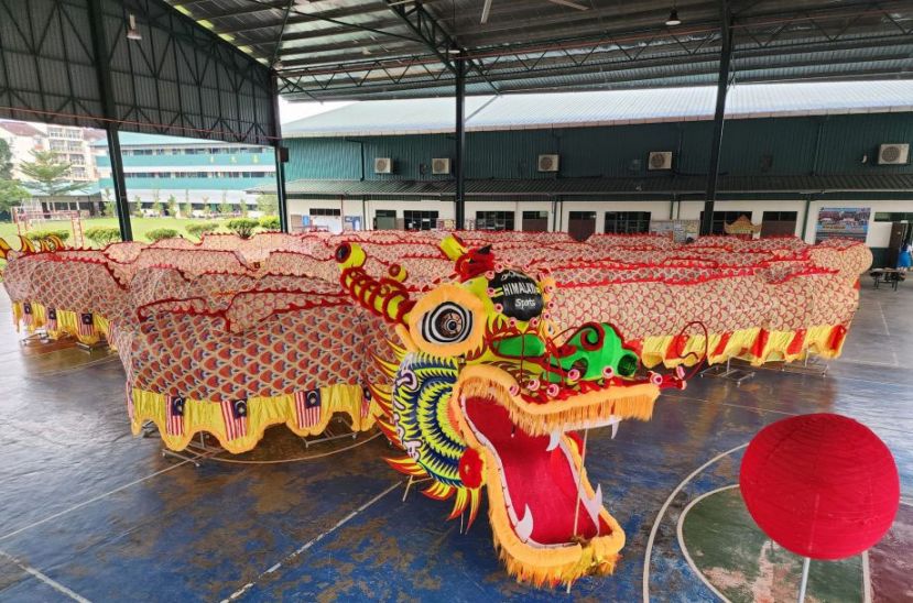 长588尺的龙身使用铝制作为支援点，需百余人才能舞动，届时2月1日亦有来自中国的学生参与舞龙。