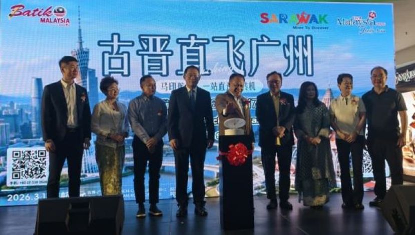 砂交通部副部长亨利吉纳(左五)主持古晋广州首航启航推展仪式。宝航国际首席执行官祝智强、砂拉越水务局董事郑莉薲 、深圳万悦旅游董事长易拥军及中国驻古晋总领事邢伟平；右起为古晋马中进出商会主席拿督余民誕、广西尚品有限公司董事长孙艳、大马华人旅游业公会砂拉越分会主席刘惠心及峇都吉当区议员拿督罗克强。