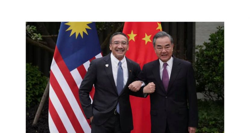 大马外交部长拿督斯里希山慕丁(左)与中国外长王毅(右)签署合作备忘录会合影。