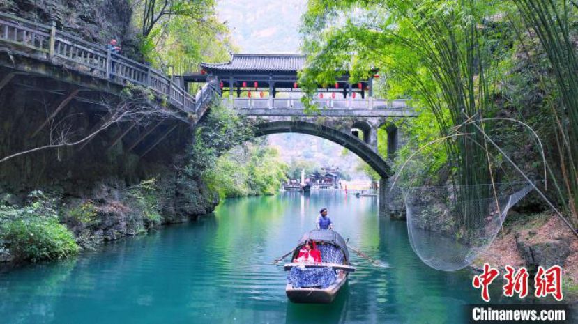 湖北宜昌三峡人家风景区，少女轻抚古琴，悠扬的琴声回荡山间。