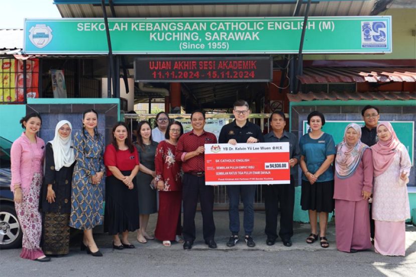 古晋市国会议员俞利文移交9万4936令吉的选区拨款予SK Catholic English，以改善学校设施。