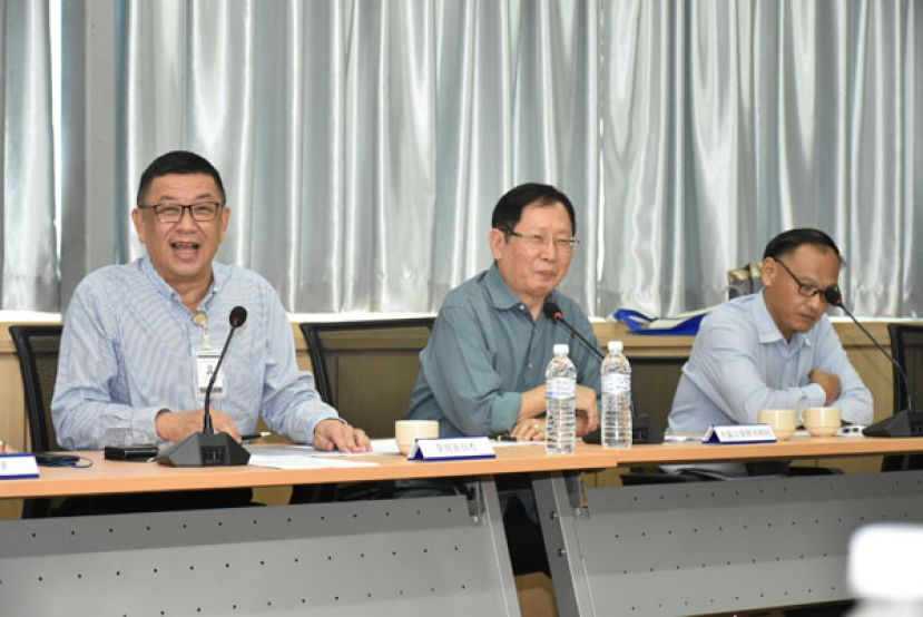 拿督黄良杰（左一）出席2023年第十届全国华文独中球类锦标赛新闻发布会。