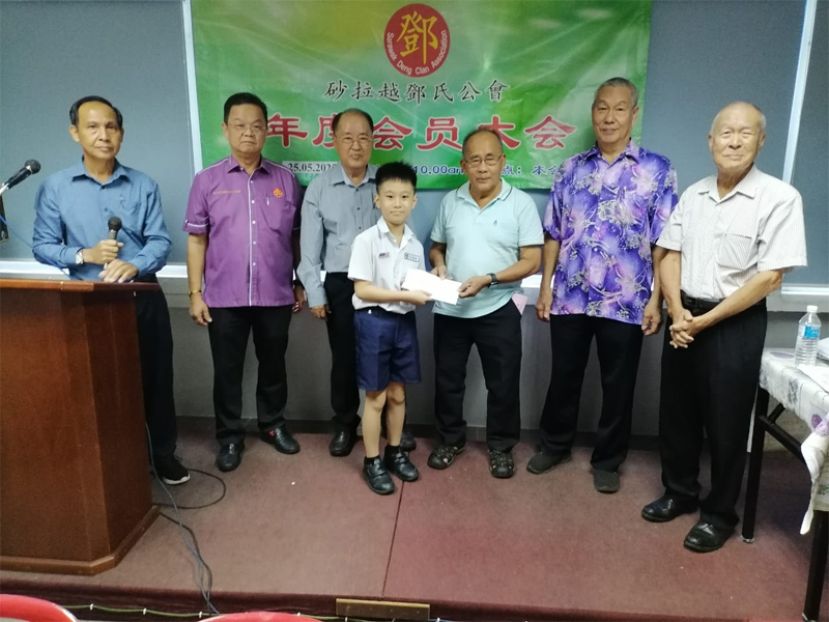 名誉会长邓民权(右三)颁发奨励金予得奖者时摄。右起为名誉会长邓铁强及名誉会长邓子庆。左起则是邓云鍟、拿督邓惟通及会长邓景文。