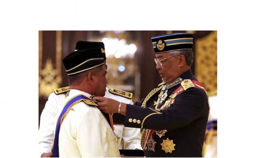 国家元首苏丹阿都拉陛下(右)封赐拿督斯里勋衔予农业与粮食安全部长末沙布。