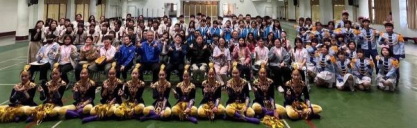 台中福科国中学生为来自远方姐妹校古晋四中国际教育交流团呈现该校精彩校园表演后，与马来西亚的来宾们一同合照。