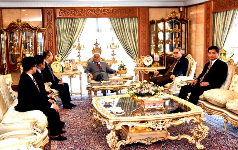 敦丕显斯里泰益玛目(右3)与拿督吴健平(左3)、筹备会主席古志明(右2)等人开心闲聊。