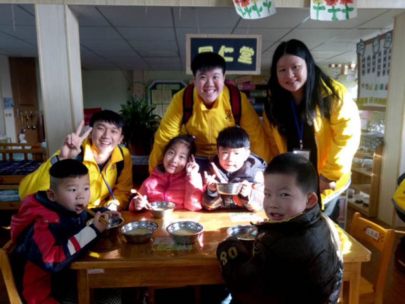 青少年寻根之旅冬令营，促进青少年对祖籍地文化的了解。图为冬令营学员参观中国当地幼儿园，与孩童接触交流(档案照片)。