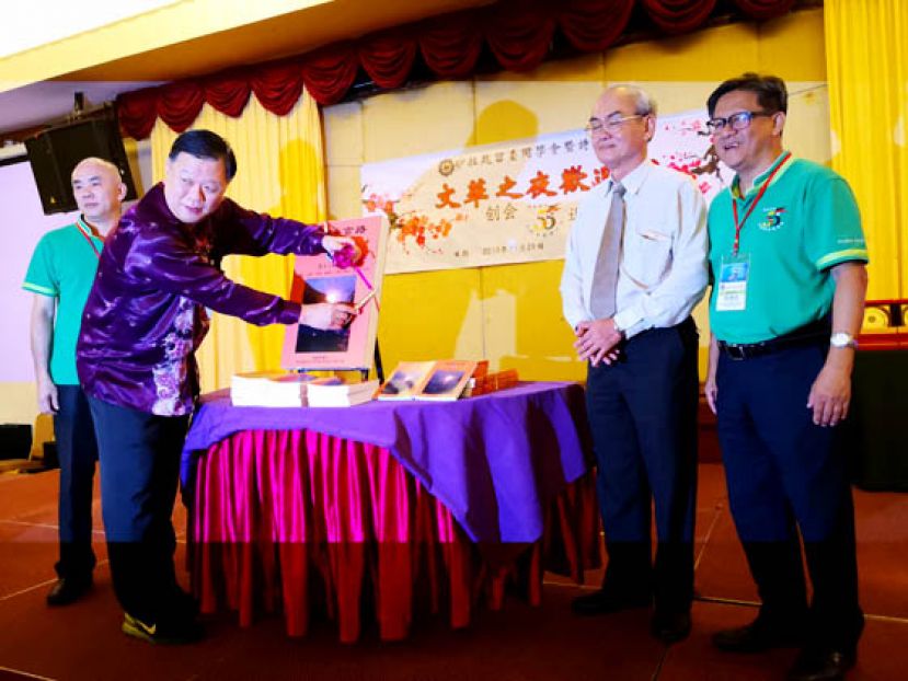 砂拉越留台同学会顾问许赞礼（左2）为《思路与言路》新书主持推展礼。左1为总会会长陈章远，右1及2为诗巫分会主席张济亮及作者黄锺渊。