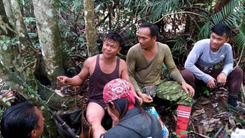 脱险后的卡瓦斯(穿背心者)被寻获时精神虽然疲惫，却还能向众人讲述失踪过程。