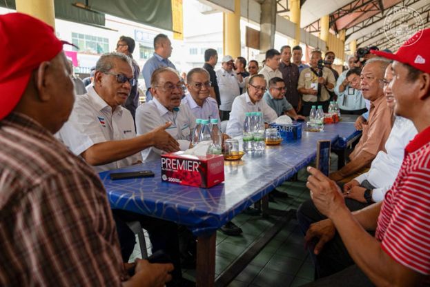 首相安华在斗湖与民众共进早餐。