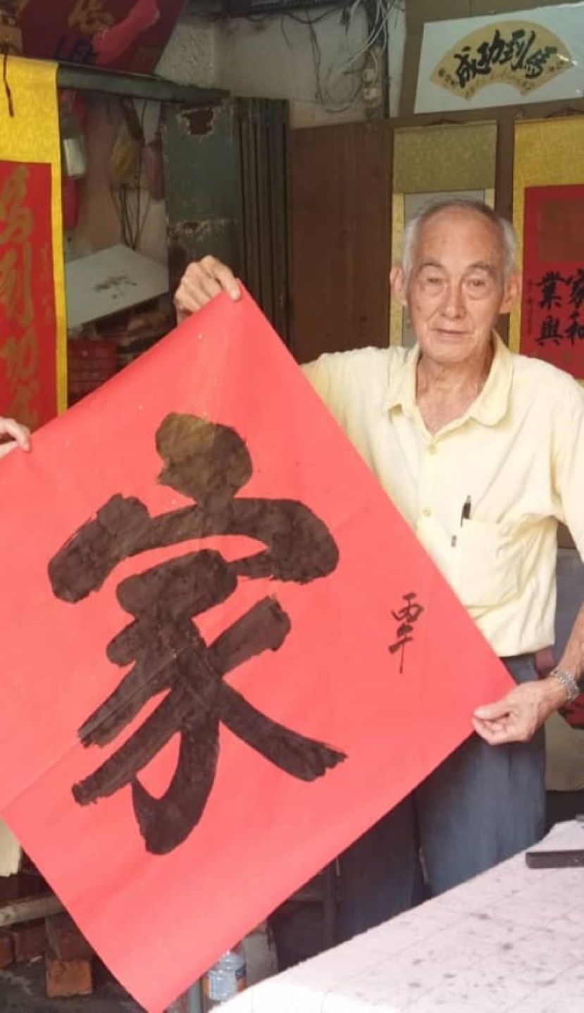 展现在肯雅兰年货市场的邓访慈的书画作品，格外引人注目。