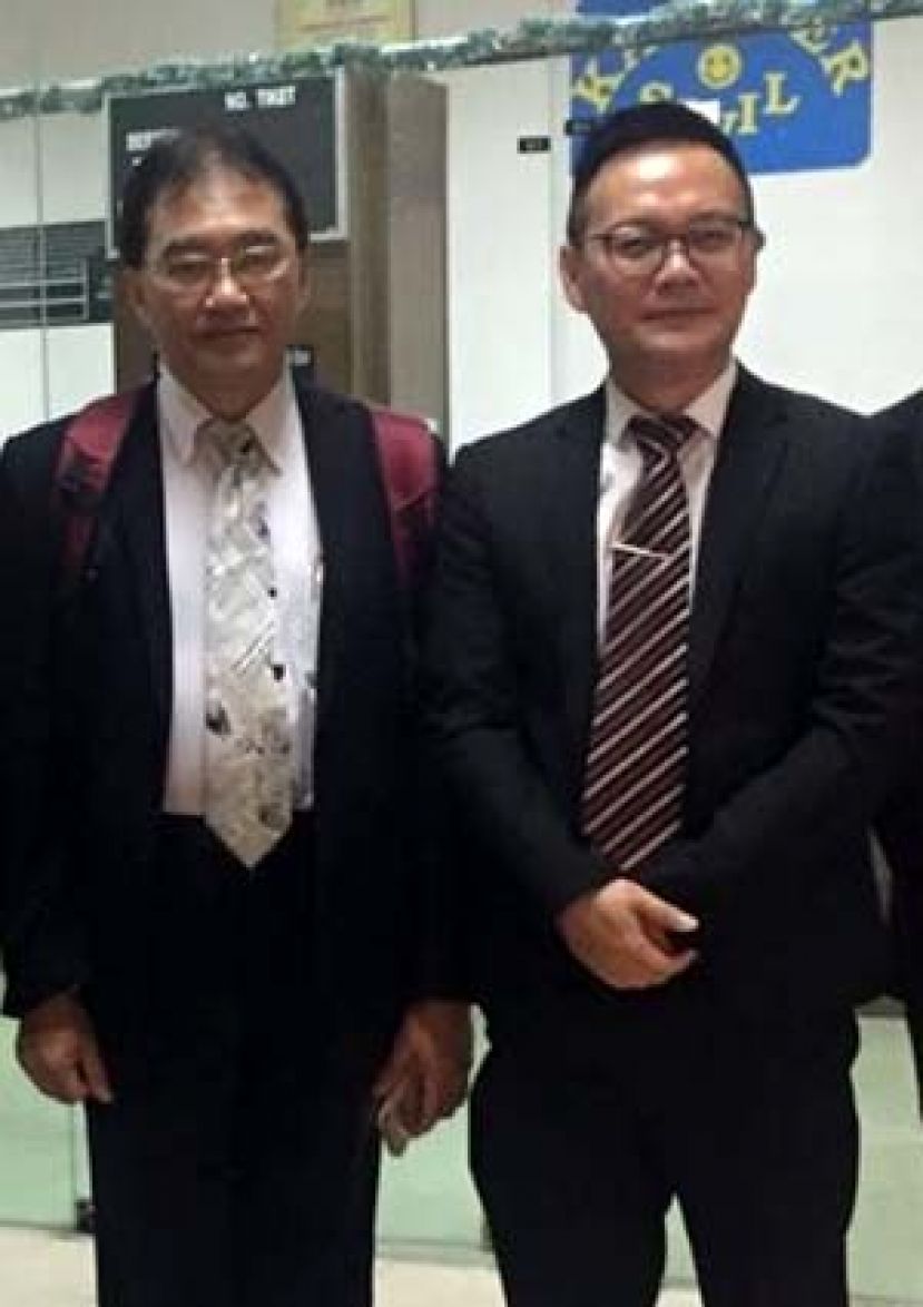 成为被告的黄錦河律师(左)和辩护律师合影。