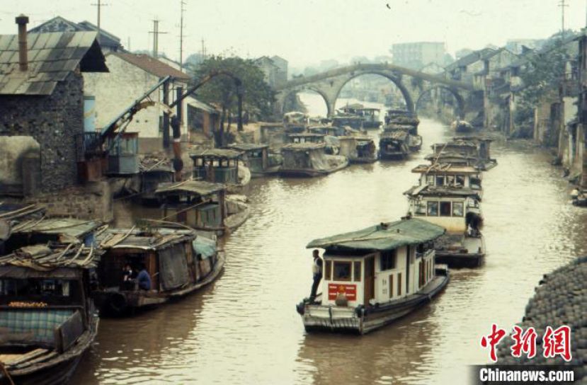 1982年，江苏省常州市，大运河上运输的船队。