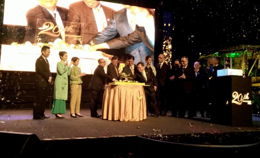 砂首长阿邦佐哈里是在在Trienekens（砂）有限公司与Sarawak Waste Management有限公司20周年纪念晚宴上共切蛋糕。