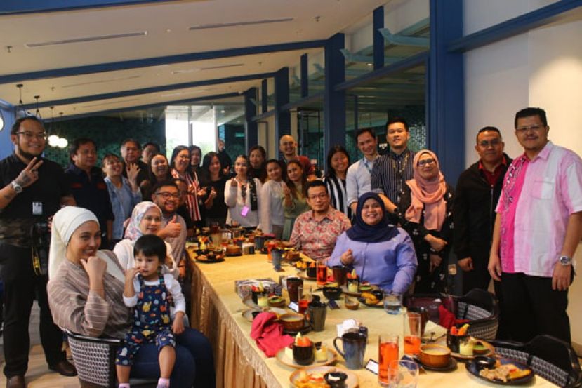 乡村及区域发展部副部长拿督鲁比雅（前排坐者右一）与媒体合照。