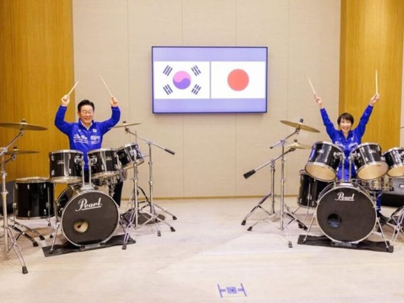 日本首相高市早苗与韩国总统李在明在奈良会谈後，惊喜同台打鼓合奏K-POP名曲，现场气氛超欢乐。