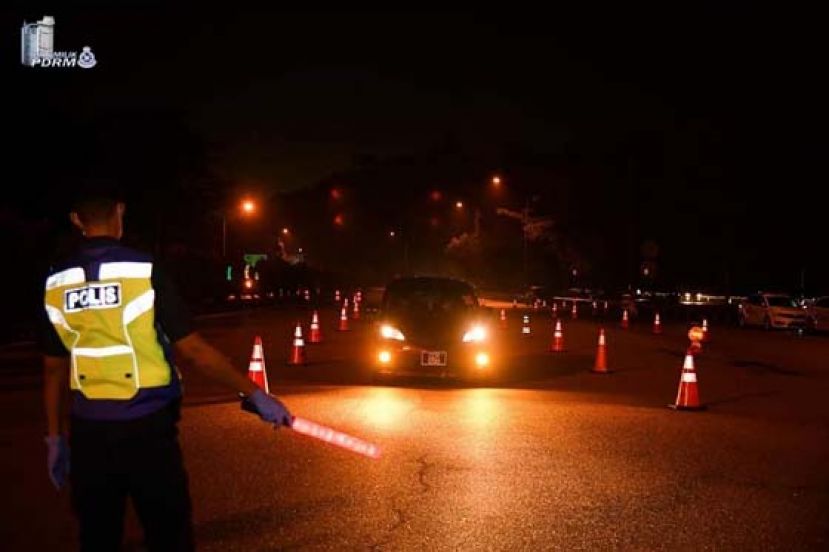 警方昼夜设立路障检查来往车辆。
