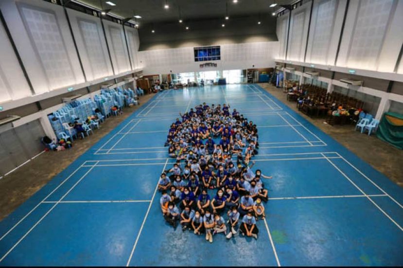 100名营员及50名志工围成8，象征着饥饿8小时活动圆满举行。