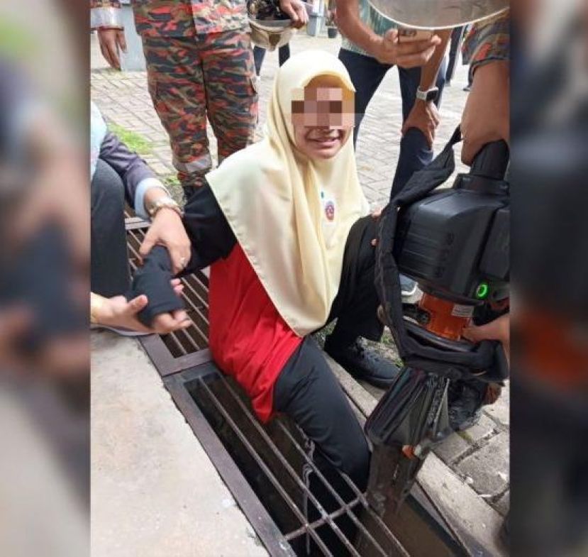 开学首日女中学生脚卡渠盖