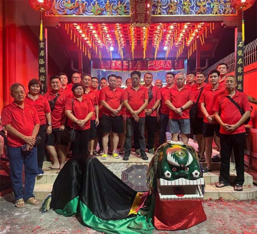 许义华（中）联袂善信们在毕打拿忠福宫&ldquo;石灵居&rdquo;庆&ldquo;石龙公宝诞&rdquo;。