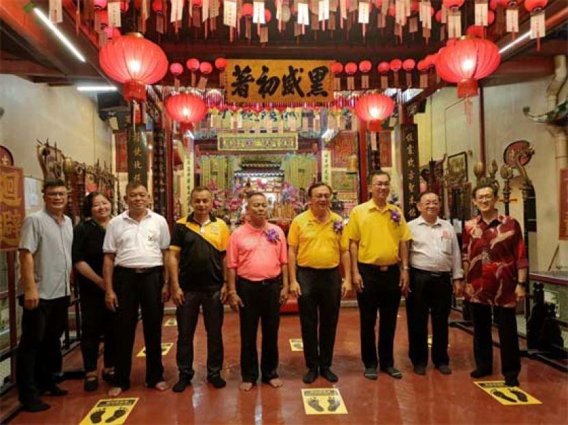 叶耀星（右3起）联袂罗克强在文化缤纷庆中秋盛典筹委主席甲必丹林传政等人陪同下参观亚答街古色古香上帝庙；右一为筹委顾问薛华东。