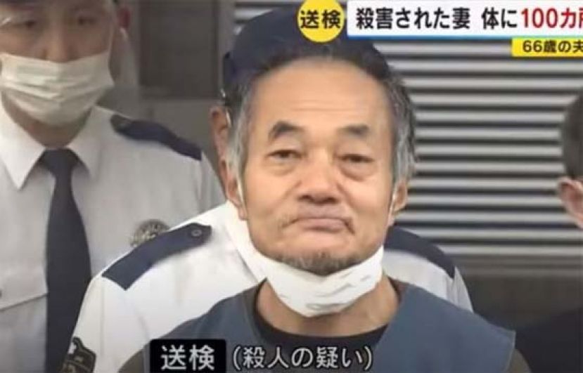 日本福冈县一名66岁的丈夫，持菜刀砍妻子逾百次，面对媒体还特地拉下口罩露出笑容。