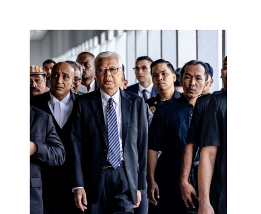 前首相依斯迈沙比里抵达法庭时摄。