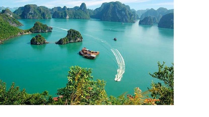 从空中俯瞰下龙湾，越南观光直升机坠毁2死。