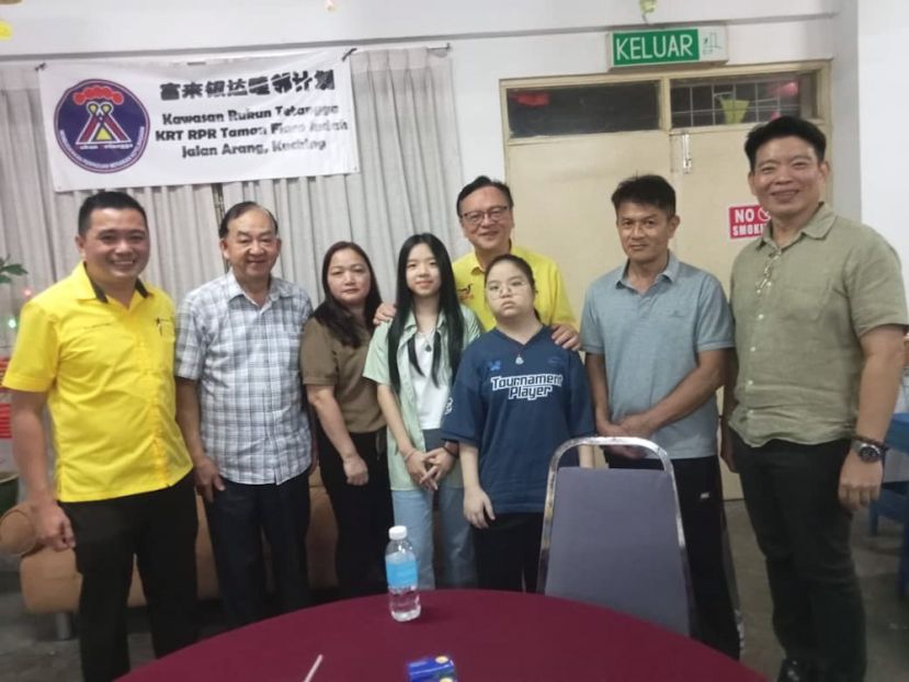 14岁少女李欣怡(前排右三)成功完成换肾手术后，一家人特设谢恩宴答谢峇都吉当区议员罗克强(后排者)及其服务团队，以及感谢所有曾经出钱出力、伸出援手的热心人士。左一为巴达旺市议员庄育华；左二为巴达旺市议员林良纪；右一为巴达旺市议员吴得瑜；右二为李欣怡父亲李云忠及李欣怡母亲聶智敏。