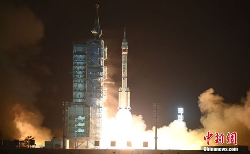 搭载神舟18号载人太空船的长征二号F遥18运载火箭在酒泉卫星发射中心点火发射。