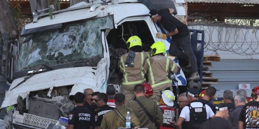 卡车冲撞巴士站致至少24人受伤。