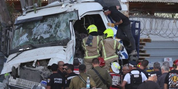 卡车冲撞巴士站致至少24人受伤。