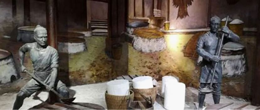 古代制盐雕塑展览图。