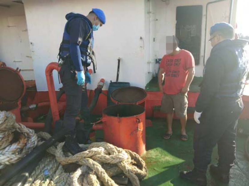 水警在油槽船上展开调查。