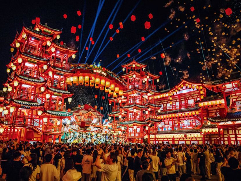 河北唐山市河头老街景区，游客在观看演出。